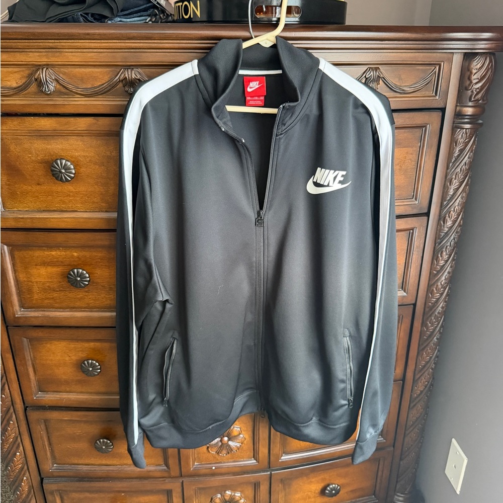 Nike Men's Black and White Lightweight Jacket